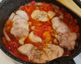 Foto del paso 4 de la receta: Jamoncitos de pollo con salsa de pimientos y tomate