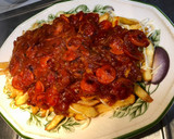 Foto del paso 4 de la receta: Salchichas con patatas fritas, tomate y queso