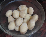 Foto del paso 5 de la receta: Muslos de pollo asados en freidora de aire con papas arrugas y mojo de pimiento