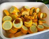 Une image de l'étape 3 de Courgettes jaunes marinées grillées à la plancha.