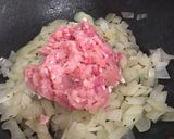 Foto del paso 2 de la receta Pimientos rellenos de pollo, cebolla caramelizada y albahaca con un toque de tomate