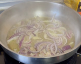 Foto del paso 2 de la receta: Fideos chinos con gambas y salsa de espinacas y coco
