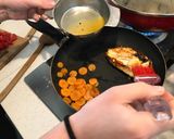 Foto del paso 2 de la receta: Pechuga a la naranja con verduras salteadas al dente