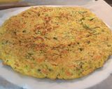 Foto del paso 2 de la receta: Rulo de tortilla de calabacín y zanahoria con queso y atún