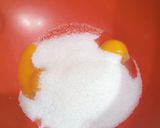 Foto del passaggio 2 della ricetta Stella di Natale di farina di mandorle profumata agli agrumi
