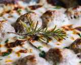 Foto del paso 7 de la receta: Albóndigas con verduras al horno y salsa de queso con romero