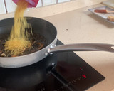 Foto del paso 5 de la receta: Fideuà de calamares (en lata), langostinos y bacalao gratinado con alioli