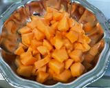 Une image de l'étape 4 de Salade de melon, groseilles rouges, pomelo, abricots et menthe.
