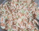 Foto del paso 1 de la receta: Tostadas de ensalada de camarón con surimi 🦐
