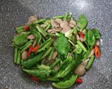 Foto langkah ke 2 dari resep Tumis buncis cuciwis & bakso.