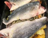 Foto del paso 5 de la receta Lubina al horno rellena de gulas y langostinos