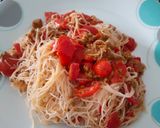 Foto del passaggio 4 della ricetta Vermicelli di riso con le verdure e il pollo 😋