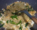 Foto langkah ke 4 dari resep Indomie Dok - Dok Goreng.