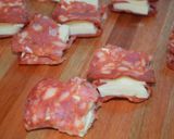 Foto del paso 4 de la receta: Bollitos de harina integral con queso y cantimpalo