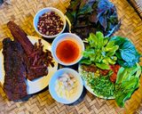 Hình bước làm 14 của món Vào bếp cùng con: thịt lợn gác bếp cuốn rau mọc ven đường Sải Duần, tươi xanh mơn mởn!