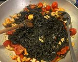 Foto del passaggio 3 della ricetta Tagliatelle al nero di seppia con aragosta al burro e pomodorini scottati