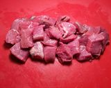 Foto del paso 1 de la receta: Ternera en salsa con guisantes y especias nobles