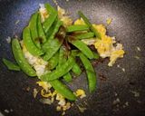 รูปขั้นตอนการทำที่ 2 ของ ถั่วลันเตาผัดไข่