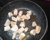 Foto del paso 2 de la receta: Pollo con champiñones y nata