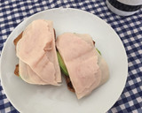 Foto del paso 3 de la receta: Tostadas de pan de espelta con aguacate y pavo