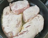 Une image de l'étape 1 de Filets de dinde accompagnés de poires et d'une sauce au fromage.