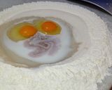 Foto del paso 1 de la receta: Alfajores rellenos con pulpa de frutilla y crema pastelera