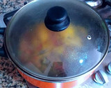Foto del paso 4 de la receta: Pollo estofado a la moruna con patatas y pasas