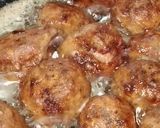 A picture of step 2 of Slurry meatballs with garlic fried spaghetti.