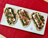 Foto del paso 3 de la receta: Tosta trufada con queso fresco, anchoa y mermelada de pétalos de rosa