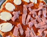 Foto del paso 9 de la receta: Pizza listada con tres tops: espinacas, quesos, y tomate