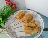 Foto langkah ke 6 dari resep Sate Dadar Gulung Sosis.