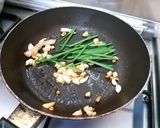 Foto langkah ke 4 dari resep Chinese pan-fried fish with soy sauce.