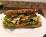 Foto del paso 3 de la receta: Sándwich de pollo con espinacas, manzana y aguacate