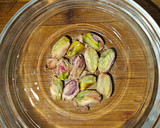 Foto del paso 4 de la receta: Tallarines en salsa de pescado con crujiente de pistachos