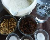 Foto del paso 1 de la receta: Pan con nueces y uvas pasas elaborado con la panificadora