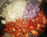 Foto langkah ke 1 dari resep Tumis Jamur kuping Ayam Suir Pedas.