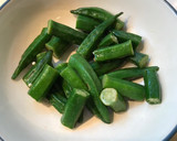 รูปขั้นตอนการทำที่ 2 ของ แกงไก่กระเจี๊ยบเขียวมาซาลา (Chicken okra masala)