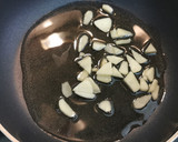 Foto del paso 2 de la receta: Salchichas frescas encebolladas con Champiñones