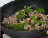 รูปขั้นตอนการทำที่ 3 ของ กะเพราไก่ไข่ขาวม้วน สูตรคลีน