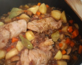 Foto del paso 5 de la receta: Jamoncitos de pollo con chalotas y zanahorias al vino tinto