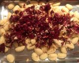 Foto del passaggio 2 della ricetta Gnocchi Gorgonzola, Radicchio e Noci