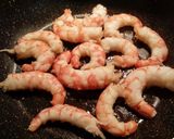 Foto del paso 9 de la receta Coquinas al ajillo y pinchitos de langostinos a la plancha