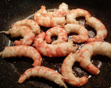 Foto del paso 9 de la receta: Coquinas al ajillo y pinchitos de langostinos a la plancha