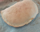 Foto del paso 4 de la receta: Pizza calzones de pollo y tres quesos