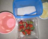 Foto langkah ke 1 dari resep Strawberry Yogurt Smoothies.