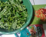 Foto langkah ke 2 dari resep Cah Kangkung Saos Tiram 🥗.