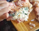 Foto del paso 5 de la receta: Pechuga de pollo rellena de quesos envuelta en tocino keto