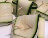 Foto del paso 2 de la receta: Mozzarella envuelto en lonchas de calabacín