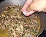 Foto del passaggio 4 della ricetta Scaloppina con i funghi