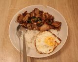รูปขั้นตอนการทำที่ 3 ของ กะเพราหมูกรอบไข่ดาว